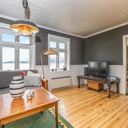 Дом отдыха Amazing In Kvamsoy With House Sea View Sandvik (More og Romsdal)